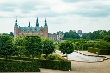 Hillerod, Danimarka 'da parkı olan Frederiksborg kalesinin manzarası