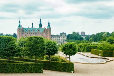 Hillerod, Danimarka 'da parkı olan Frederiksborg kalesinin manzarası