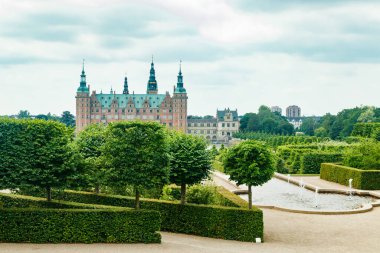 Hillerod, Danimarka 'da parkı olan Frederiksborg kalesinin manzarası
