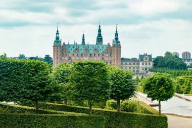 Hillerod, Danimarka 'da parkı olan Frederiksborg kalesinin manzarası