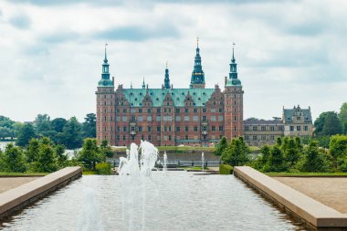 Hillerod, Danimarka 'da parkı olan Frederiksborg kalesinin manzarası