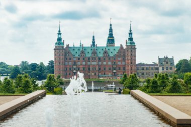 Hillerod, Danimarka 'da parkı olan Frederiksborg kalesinin manzarası