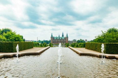 Hillerod, Danimarka 'da parkı olan Frederiksborg kalesinin manzarası