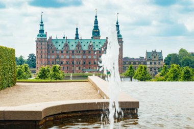Hillerod, Danimarka 'da parkı olan Frederiksborg kalesinin manzarası