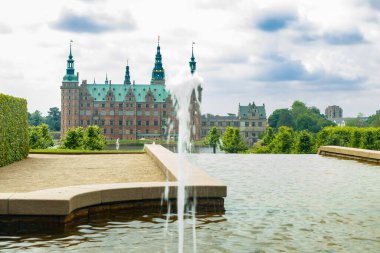 Hillerod, Danimarka 'da parkı olan Frederiksborg kalesinin manzarası