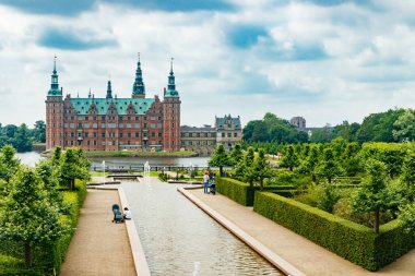 Hillerod, Danimarka 'da parkı olan Frederiksborg kalesinin manzarası