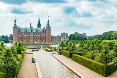 Hillerod, Danimarka 'da parkı olan Frederiksborg kalesinin manzarası