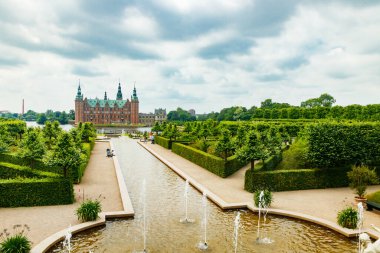 Hillerod, Danimarka 'da parkı olan Frederiksborg kalesinin manzarası
