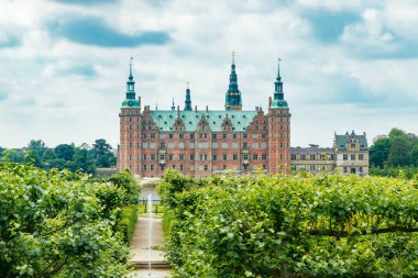 Hillerod, Danimarka 'da parkı olan Frederiksborg kalesinin manzarası