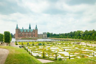 Hillerod, Danimarka 'da parkı olan Frederiksborg kalesinin manzarası