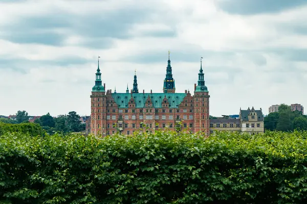 Hillerod, Danimarka 'da parkı olan Frederiksborg kalesinin manzarası