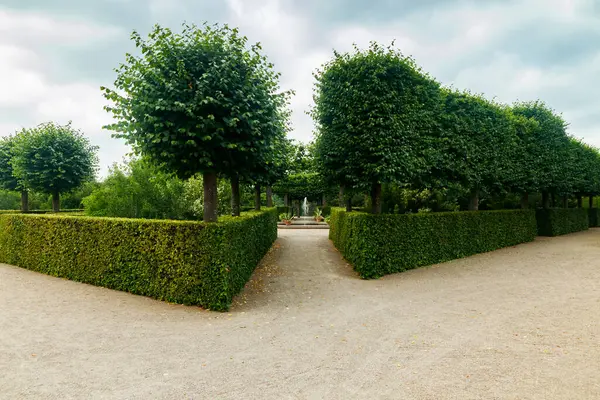 Danimarka Hillerod 'daki Frederiksborg şato parkının manzarası