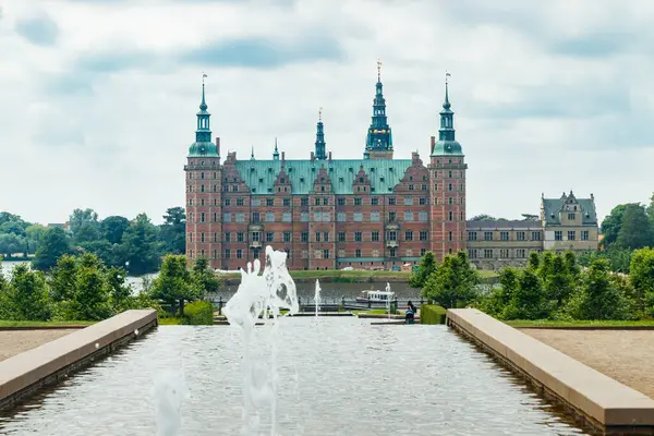 Hillerod, Danimarka 'da parkı olan Frederiksborg kalesinin manzarası