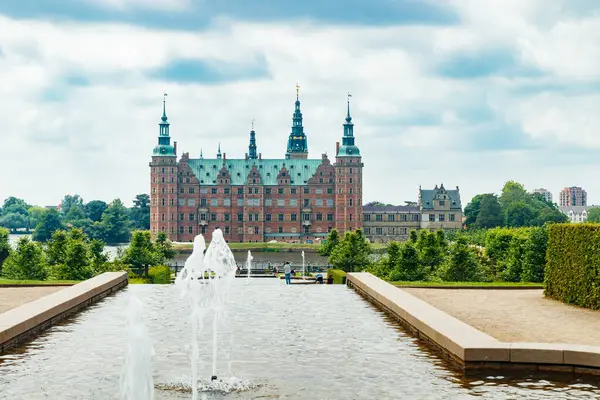 Hillerod, Danimarka 'da parkı olan Frederiksborg kalesinin manzarası