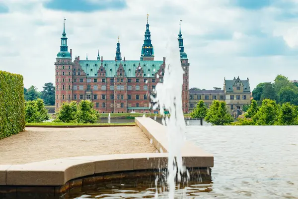 Hillerod, Danimarka 'da parkı olan Frederiksborg kalesinin manzarası
