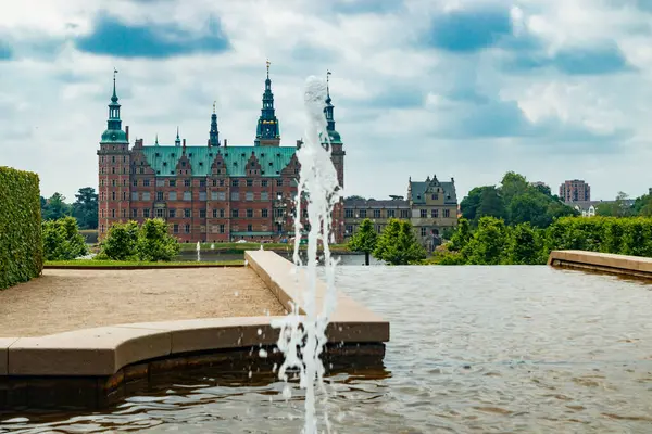Hillerod, Danimarka 'da parkı olan Frederiksborg kalesinin manzarası