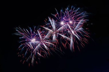 Gece gökyüzü arka planında renkli havai fişek ışıkları