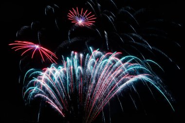 Gece gökyüzü arka planında renkli havai fişek ışıkları