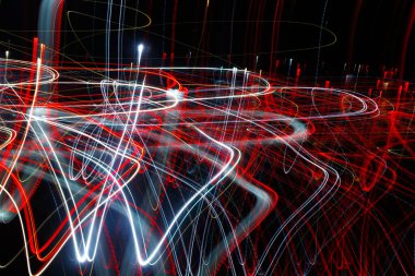 Siyah bir arka plan üzerinde bulanık renkli ışık etkisi Özet. Uzun pozlama fotoğraf hareketli kamera.