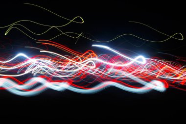 Siyah bir arka plan üzerinde bulanık renkli ışık etkisi Özet. Uzun pozlama fotoğraf hareketli kamera.