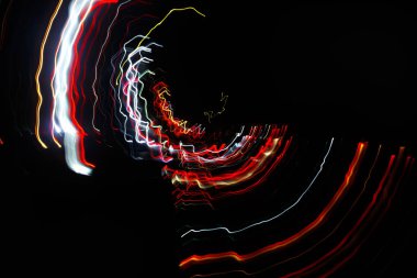 Siyah bir arka plan üzerinde bulanık renkli ışık etkisi Özet. Uzun pozlama fotoğraf hareketli kamera.