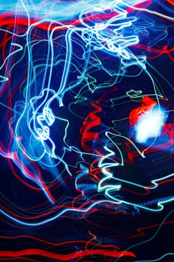 Siyah bir arka plan üzerinde bulanık renkli ışık etkisi Özet. Uzun pozlama fotoğraf hareketli kamera.