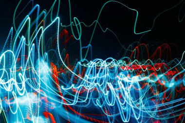 Siyah bir arka plan üzerinde bulanık renkli ışık etkisi Özet. Uzun pozlama fotoğraf hareketli kamera.