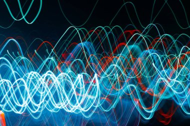 Siyah bir arka plan üzerinde bulanık renkli ışık etkisi Özet. Uzun pozlama fotoğraf hareketli kamera.