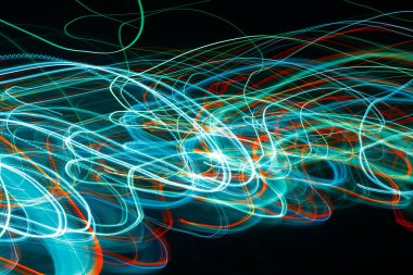 Siyah bir arka plan üzerinde bulanık renkli ışık etkisi Özet. Uzun pozlama fotoğraf hareketli kamera.