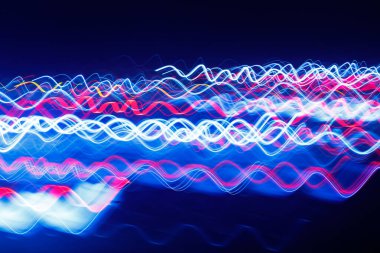 Siyah bir arka plan üzerinde bulanık renkli ışık etkisi Özet. Uzun pozlama fotoğraf hareketli kamera.