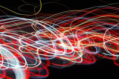 Siyah bir arka plan üzerinde bulanık renkli ışık etkisi Özet. Uzun pozlama fotoğraf hareketli kamera.