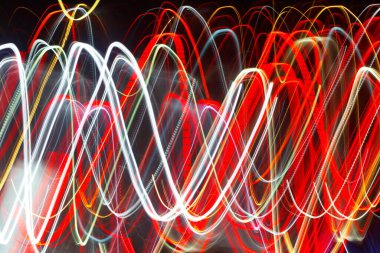 Siyah bir arka plan üzerinde bulanık renkli ışık etkisi Özet. Uzun pozlama fotoğraf hareketli kamera.