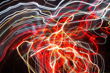 Siyah bir arka plan üzerinde bulanık renkli ışık etkisi Özet. Uzun pozlama fotoğraf hareketli kamera.