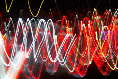 Siyah bir arka plan üzerinde bulanık renkli ışık etkisi Özet. Uzun pozlama fotoğraf hareketli kamera.