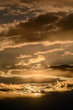 Bulutlu gün batımı