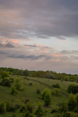 Akşamları dağlarda güzel bir manzara.