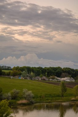 Baharda köyün üzerinde güzel bir günbatımı