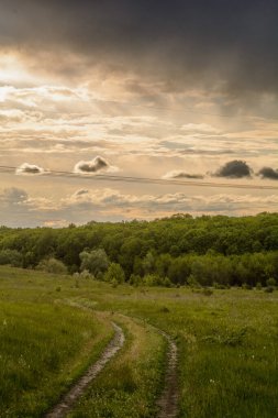 Sahada gün batımı.