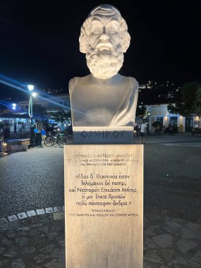Sokaktaki kralın heykeli.