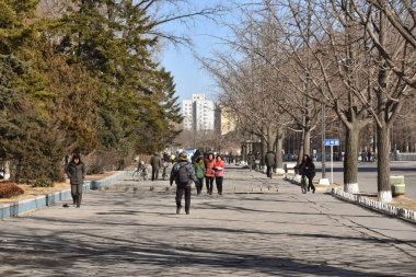 Kaesong, Kuzey Kore - 26 Aralık 2018: Kaesong, Kuzey Kore 'de işlek bir şehir caddesi