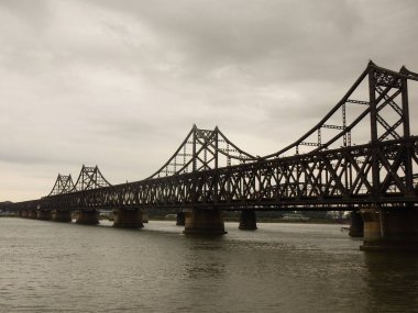 Yalu Nehri üzerindeki Sino-Koreli Dostluk Köprüsü. Çin 'deki Dandong' dan Kuzey Kore 'deki Sinuiju' ya geçer..