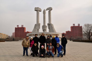 Pyongyang, Kuzey Kore - 25 Aralık 2018: Pyongyang 'daki Parti Vakfı önünde bir grup turist poz verdi.
