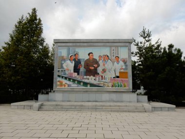 Sinuiju, Kuzey Kore - Ekim 12017: Kuzey Kore 'deki bir fabrikada Kim Jong Il' in işçilerle konuştuğu bir propaganda yazısı.