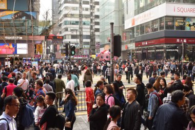 Hong Kong, Çin - 5 Şubat 2019: Yeni Yıl boyunca Hong Kong 'da kalabalık bir kavşak.