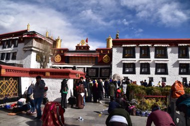 Lhasa, Tibet, Çin - 22 Ocak 2020: İnsanlar Tibet Özerk Bölgesi 'ndeki orta Lhasa' daki Jokhang Tapınağı 'nın dışında kaynaşıp Budistler dua ediyorlar.