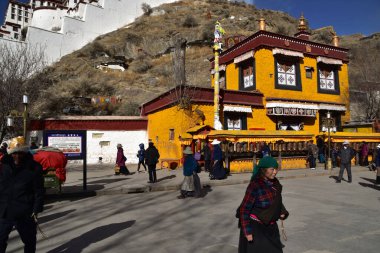 Lhasa, Tibet, Çin - 22 Ocak 2020: İnsanlar Lhasa 'daki Potala Sarayı yakınlarındaki kalabalık bir meydanda yürüyorlar.