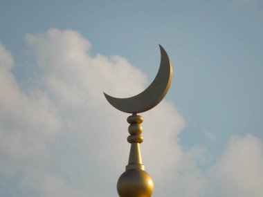 Ashgabat, Türkmenistan 'da bir caminin tepesinde hilal bir ay