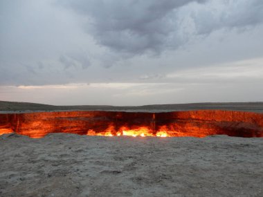 Darvaza Gaz Krateri nam-ı diğer Türkmenistan 'ın Karakum Çölü' ndeki Cehennem Kapısı.