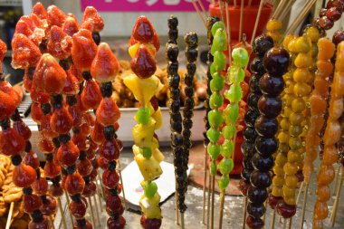 Parlak renkli dikenli şeker ve diğer meyvelerden oluşan tipik bir Çin yemeği.