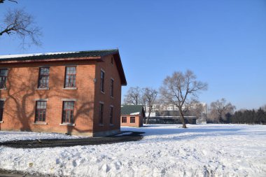Harbin 'deki 731. Birim binasında kırmızı tuğlalı binalar.